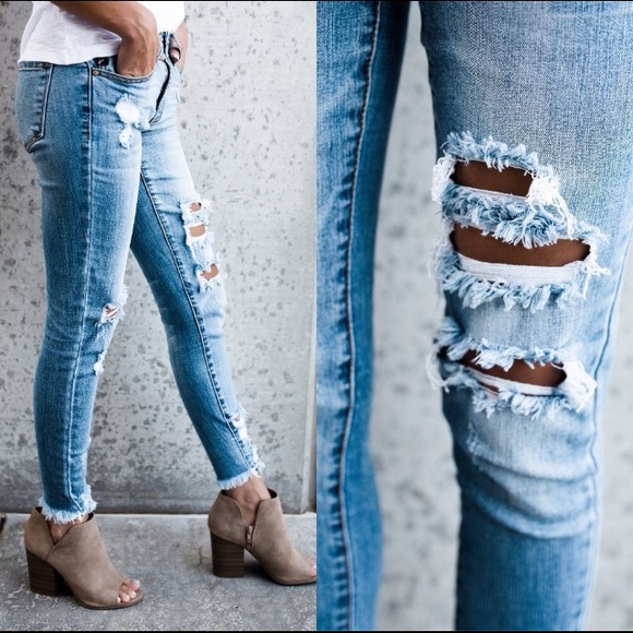 Host Pick 🥇 Cropped Distressed Skinny Jeans - Picture 2 of 8